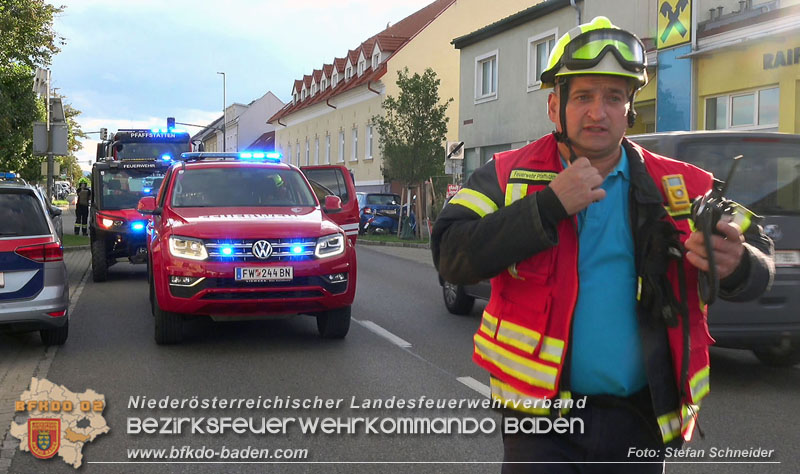 20250822_Pkw Lenkerin prallt im Ortsgebiet frontal gegen Baum Foto: Stefan Schneider BFKDO BADEN 20250822_Pkw Lenkerin prallt im Ortsgebiet frontal gegen Baum Foto: Stefan Schneider BFKDO BADEN
