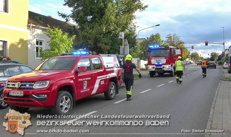 20250822_Pkw Lenkerin prallt im Ortsgebiet frontal gegen Baum Foto: Stefan Schneider BFKDO BADEN 20250822_Pkw Lenkerin prallt im Ortsgebiet frontal gegen Baum Foto: Stefan Schneider BFKDO BADEN