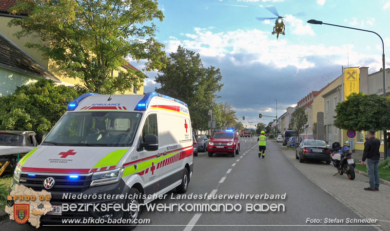 20250822_Pkw Lenkerin prallt im Ortsgebiet frontal gegen Baum Foto: Stefan Schneider BFKDO BADEN 20250822_Pkw Lenkerin prallt im Ortsgebiet frontal gegen Baum Foto: Stefan Schneider BFKDO BADEN