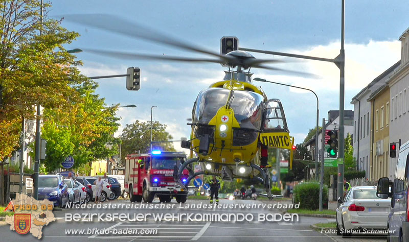 20250822_Pkw Lenkerin prallt im Ortsgebiet frontal gegen Baum Foto: Stefan Schneider BFKDO BADEN 20250822_Pkw Lenkerin prallt im Ortsgebiet frontal gegen Baum Foto: Stefan Schneider BFKDO BADEN