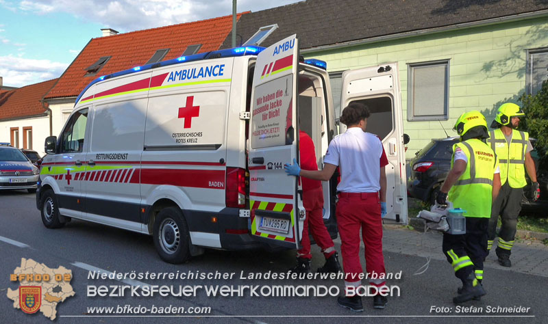 20250822_Pkw Lenkerin prallt im Ortsgebiet frontal gegen Baum Foto: Stefan Schneider BFKDO BADEN 20250822_Pkw Lenkerin prallt im Ortsgebiet frontal gegen Baum Foto: Stefan Schneider BFKDO BADEN
