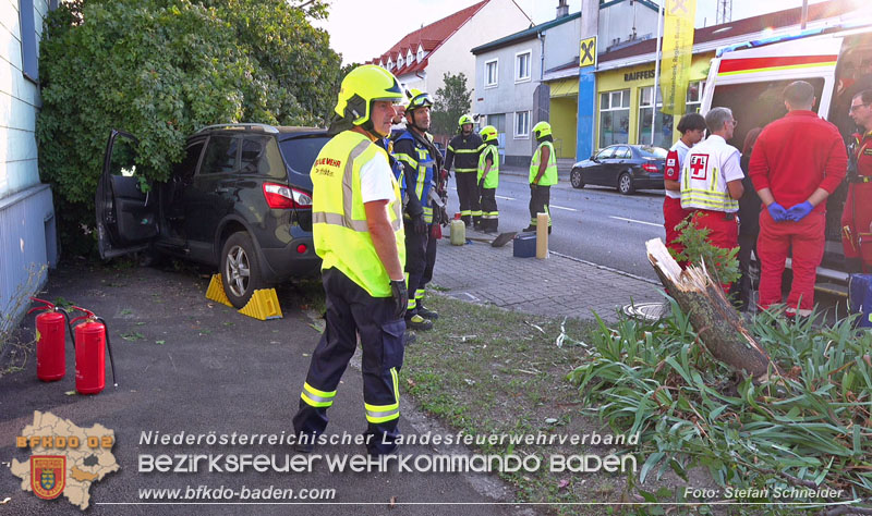 20250822_Pkw Lenkerin prallt im Ortsgebiet frontal gegen Baum Foto: Stefan Schneider BFKDO BADEN 20250822_Pkw Lenkerin prallt im Ortsgebiet frontal gegen Baum Foto: Stefan Schneider BFKDO BADEN