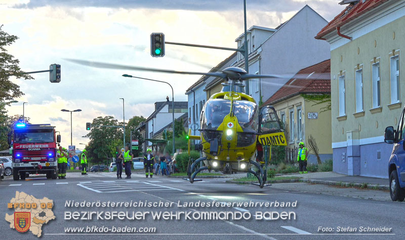 20250822_Pkw Lenkerin prallt im Ortsgebiet frontal gegen Baum Foto: Stefan Schneider BFKDO BADEN 20250822_Pkw Lenkerin prallt im Ortsgebiet frontal gegen Baum Foto: Stefan Schneider BFKDO BADEN