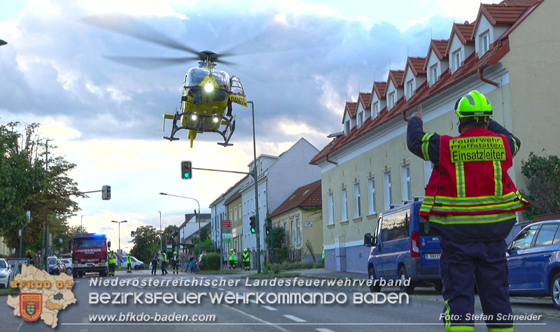 20250822_Pkw Lenkerin prallt im Ortsgebiet frontal gegen Baum Foto: Stefan Schneider BFKDO BADEN 20250822_Pkw Lenkerin prallt im Ortsgebiet frontal gegen Baum Foto: Stefan Schneider BFKDO BADEN