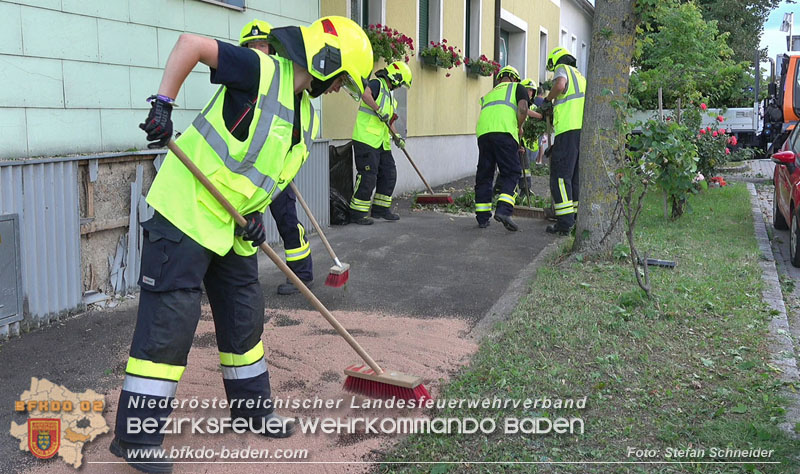 20250822_Pkw Lenkerin prallt im Ortsgebiet frontal gegen Baum Foto: Stefan Schneider BFKDO BADEN 20250822_Pkw Lenkerin prallt im Ortsgebiet frontal gegen Baum Foto: Stefan Schneider BFKDO BADEN