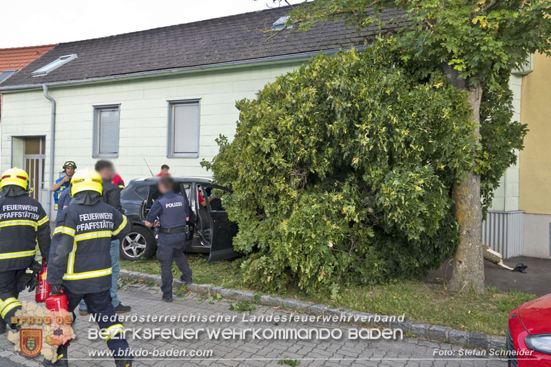 20250822_Pkw Lenkerin prallt im Ortsgebiet frontal gegen Baum Foto: Stefan Schneider BFKDO BADEN 20250822_Pkw Lenkerin prallt im Ortsgebiet frontal gegen Baum Foto: Stefan Schneider BFKDO BADEN