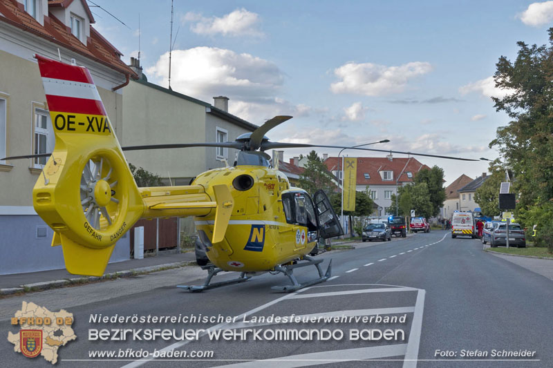20250822_Pkw Lenkerin prallt im Ortsgebiet frontal gegen Baum Foto: Stefan Schneider BFKDO BADEN 20250822_Pkw Lenkerin prallt im Ortsgebiet frontal gegen Baum Foto: Stefan Schneider BFKDO BADEN