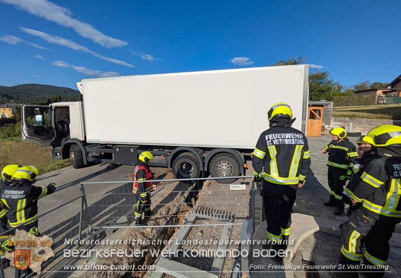 20250828_Aufwendige LKW-Bergung für die FF St. Veit an der Triesting