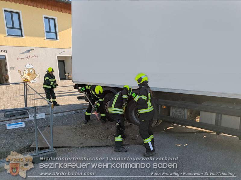 20250828_Aufwendige LKW-Bergung für die FF St. Veit an der Triesting