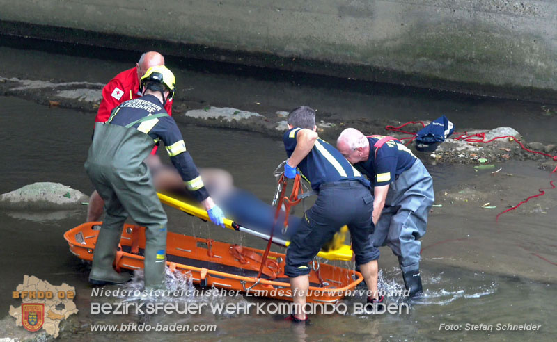 2025_08_29 Personenrettung aus Schwechat-Fluss in Baden Foto: Stefan Schneider BFKDO BADEN 2025_08_29 Personenrettung aus Schwechat-Fluss in Baden Foto: Stefan Schneider BFKDO BADEN