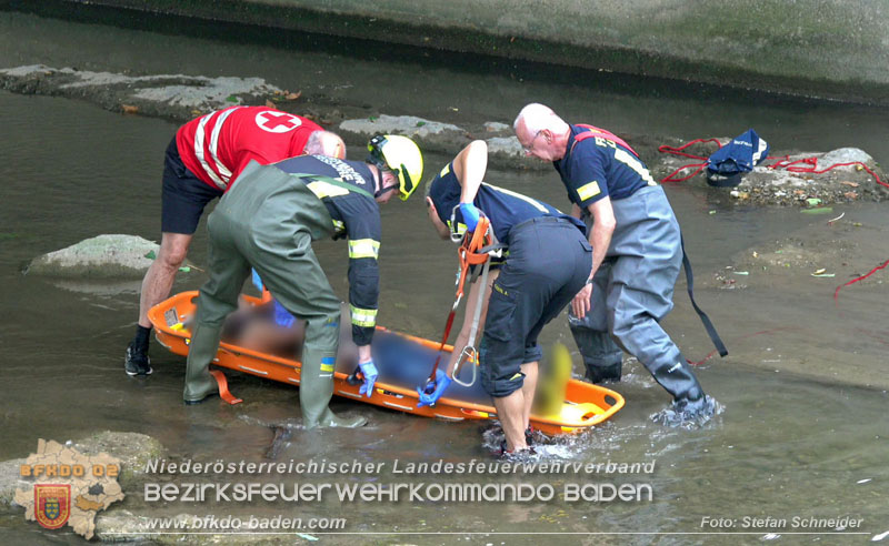 2025_08_29 Personenrettung aus Schwechat-Fluss in Baden Foto: Stefan Schneider BFKDO BADEN 2025_08_29 Personenrettung aus Schwechat-Fluss in Baden Foto: Stefan Schneider BFKDO BADEN