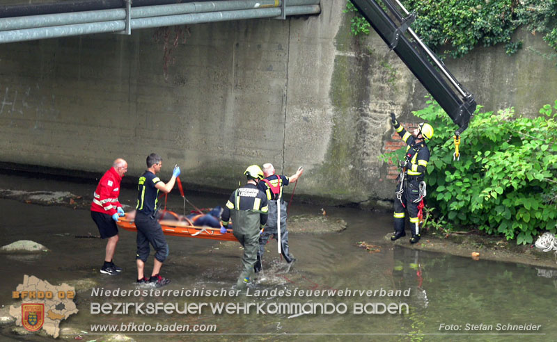 2025_08_29 Personenrettung aus Schwechat-Fluss in Baden Foto: Stefan Schneider BFKDO BADEN 2025_08_29 Personenrettung aus Schwechat-Fluss in Baden Foto: Stefan Schneider BFKDO BADEN