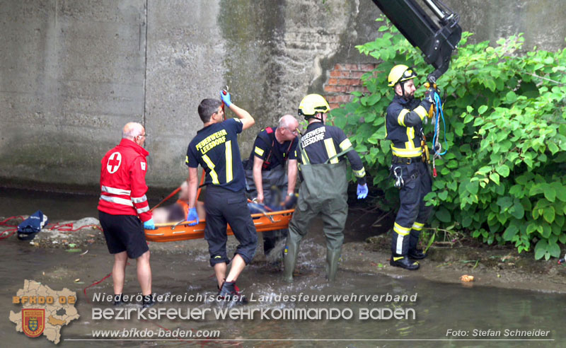 2025_08_29 Personenrettung aus Schwechat-Fluss in Baden Foto: Stefan Schneider BFKDO BADEN 2025_08_29 Personenrettung aus Schwechat-Fluss in Baden Foto: Stefan Schneider BFKDO BADEN