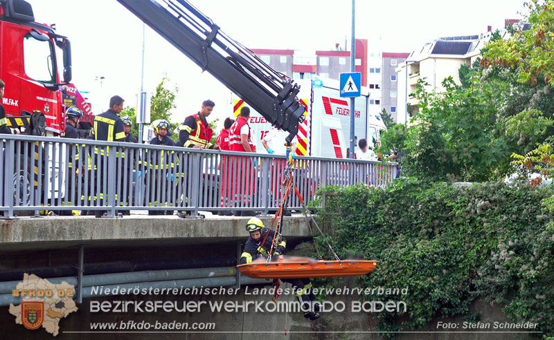 2025_08_29 Personenrettung aus Schwechat-Fluss in Baden Foto: Stefan Schneider BFKDO BADEN 2025_08_29 Personenrettung aus Schwechat-Fluss in Baden Foto: Stefan Schneider BFKDO BADEN