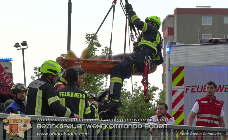 2025_08_29 Personenrettung aus Schwechat-Fluss in Baden Foto: Stefan Schneider BFKDO BADEN 2025_08_29 Personenrettung aus Schwechat-Fluss in Baden Foto: Stefan Schneider BFKDO BADEN