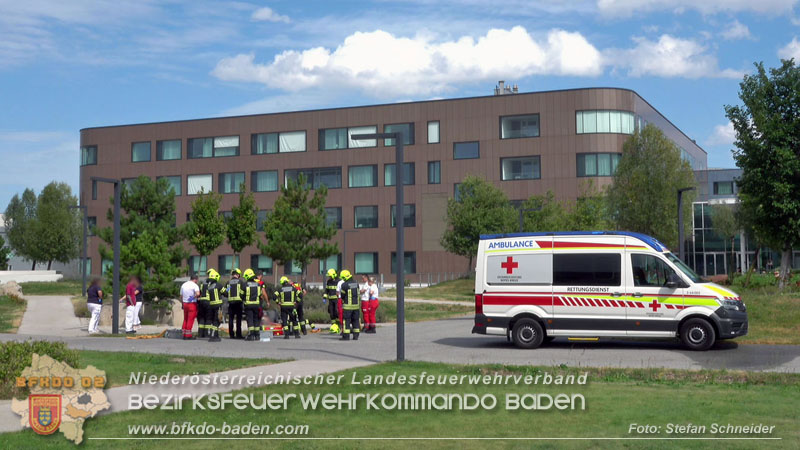 20250829_E-Rollstuhlfahrer kippt in Graben und muss gerettet werden Foto: Stefan Schneider BFKDO BADEN 20250829_E-Rollstuhlfahrer kippt in Graben und muss gerettet werden Foto: Stefan Schneider BFKDO BADEN