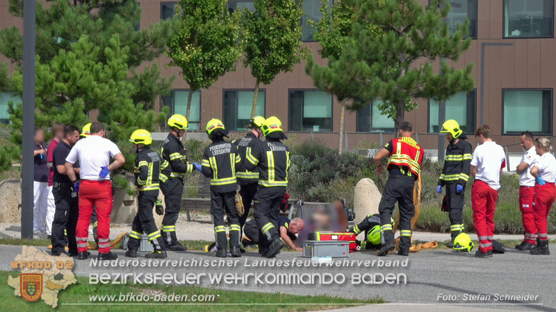 20250829_E-Rollstuhlfahrer kippt in Graben und muss gerettet werden Foto: Stefan Schneider BFKDO BADEN 20250829_E-Rollstuhlfahrer kippt in Graben und muss gerettet werden Foto: Stefan Schneider BFKDO BADEN