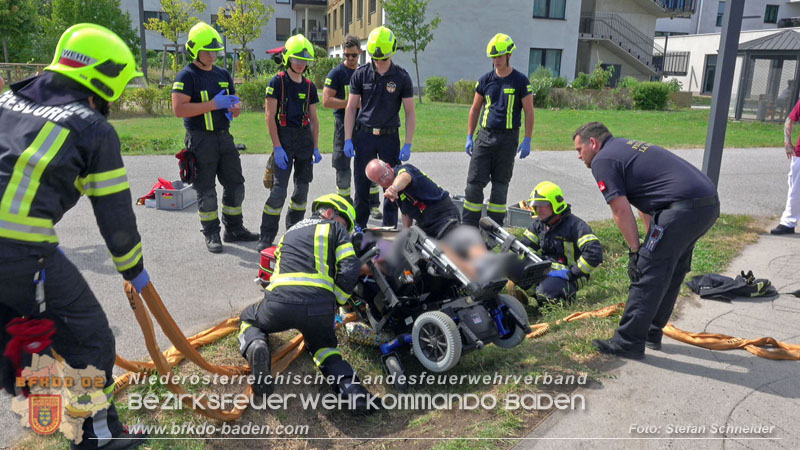 20250829_E-Rollstuhlfahrer kippt in Graben und muss gerettet werden Foto: Stefan Schneider BFKDO BADEN 20250829_E-Rollstuhlfahrer kippt in Graben und muss gerettet werden Foto: Stefan Schneider BFKDO BADEN