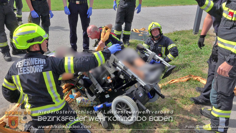 20250829_E-Rollstuhlfahrer kippt in Graben und muss gerettet werden Foto: Stefan Schneider BFKDO BADEN 20250829_E-Rollstuhlfahrer kippt in Graben und muss gerettet werden Foto: Stefan Schneider BFKDO BADEN