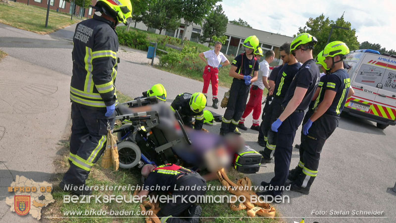 20250829_E-Rollstuhlfahrer kippt in Graben und muss gerettet werden Foto: Stefan Schneider BFKDO BADEN 20250829_E-Rollstuhlfahrer kippt in Graben und muss gerettet werden Foto: Stefan Schneider BFKDO BADEN