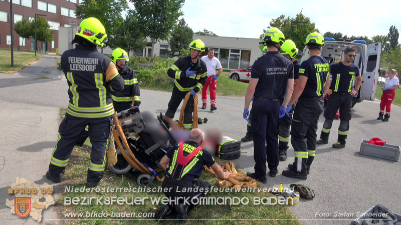 20250829_E-Rollstuhlfahrer kippt in Graben und muss gerettet werden Foto: Stefan Schneider BFKDO BADEN 20250829_E-Rollstuhlfahrer kippt in Graben und muss gerettet werden Foto: Stefan Schneider BFKDO BADEN