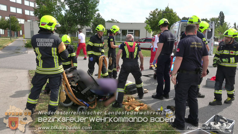 20250829_E-Rollstuhlfahrer kippt in Graben und muss gerettet werden Foto: Stefan Schneider BFKDO BADEN 20250829_E-Rollstuhlfahrer kippt in Graben und muss gerettet werden Foto: Stefan Schneider BFKDO BADEN
