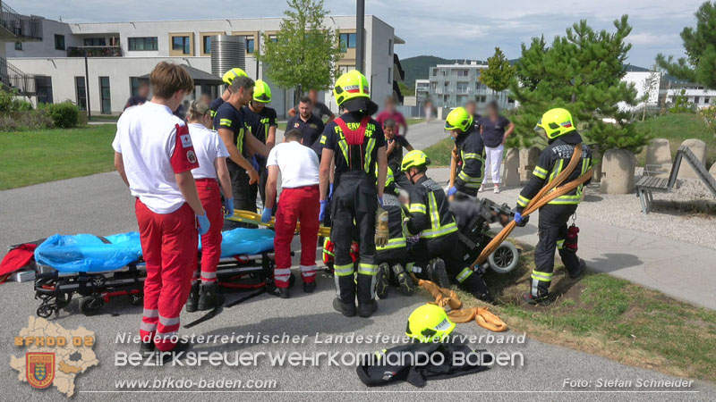 20250829_E-Rollstuhlfahrer kippt in Graben und muss gerettet werden Foto: Stefan Schneider BFKDO BADEN 20250829_E-Rollstuhlfahrer kippt in Graben und muss gerettet werden Foto: Stefan Schneider BFKDO BADEN