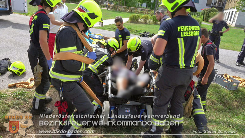 20250829_E-Rollstuhlfahrer kippt in Graben und muss gerettet werden Foto: Stefan Schneider BFKDO BADEN 20250829_E-Rollstuhlfahrer kippt in Graben und muss gerettet werden Foto: Stefan Schneider BFKDO BADEN