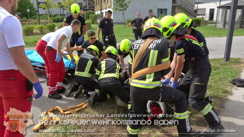 20250829_E-Rollstuhlfahrer kippt in Graben und muss gerettet werden Foto: Stefan Schneider BFKDO BADEN 20250829_E-Rollstuhlfahrer kippt in Graben und muss gerettet werden Foto: Stefan Schneider BFKDO BADEN