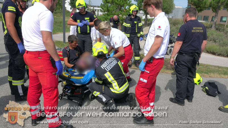 20250829_E-Rollstuhlfahrer kippt in Graben und muss gerettet werden Foto: Stefan Schneider BFKDO BADEN 20250829_E-Rollstuhlfahrer kippt in Graben und muss gerettet werden Foto: Stefan Schneider BFKDO BADEN