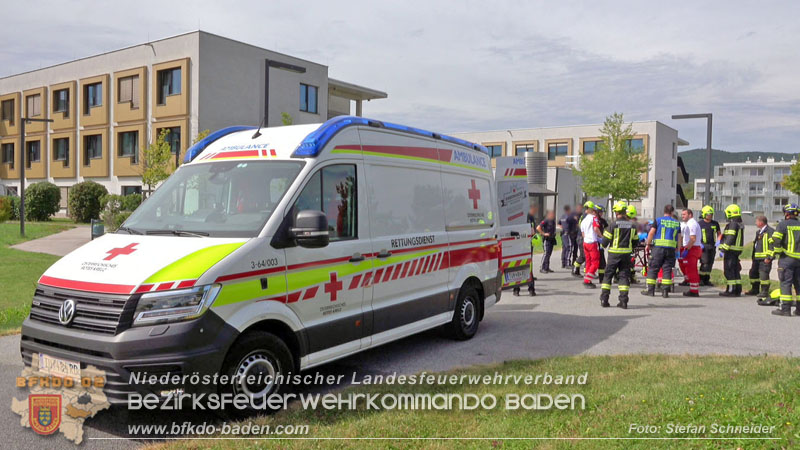 20250829_E-Rollstuhlfahrer kippt in Graben und muss gerettet werden Foto: Stefan Schneider BFKDO BADEN 20250829_E-Rollstuhlfahrer kippt in Graben und muss gerettet werden Foto: Stefan Schneider BFKDO BADEN