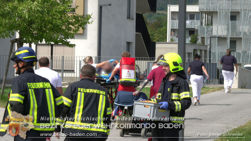 20250829_E-Rollstuhlfahrer kippt in Graben und muss gerettet werden Foto: Stefan Schneider BFKDO BADEN 20250829_E-Rollstuhlfahrer kippt in Graben und muss gerettet werden Foto: Stefan Schneider BFKDO BADEN