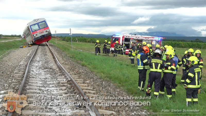 20250902_Pkw kollidiert mit Triebwagen der Aspangbahn in Guenselsdorf   Foto: Stefan Schneider BFKDO BADEN