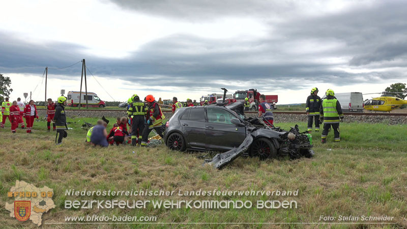 20250902_Pkw kollidiert mit Triebwagen der Aspangbahn in Guenselsdorf Foto: Stefan Schneider BFKDO BADEN