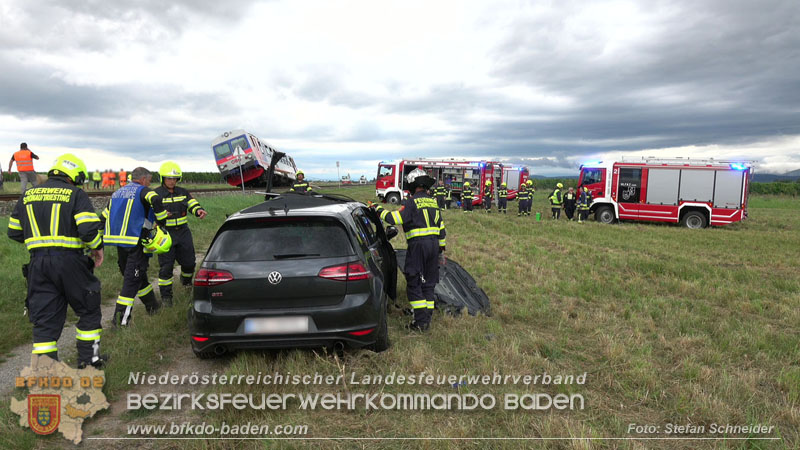 20250902_Pkw kollidiert mit Triebwagen der Aspangbahn in Guenselsdorf Foto: Stefan Schneider BFKDO BADEN