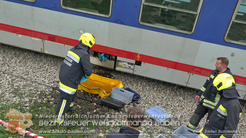 20250902_Pkw kollidiert mit Triebwagen der Aspangbahn in Guenselsdorf Foto: Stefan Schneider BFKDO BADEN