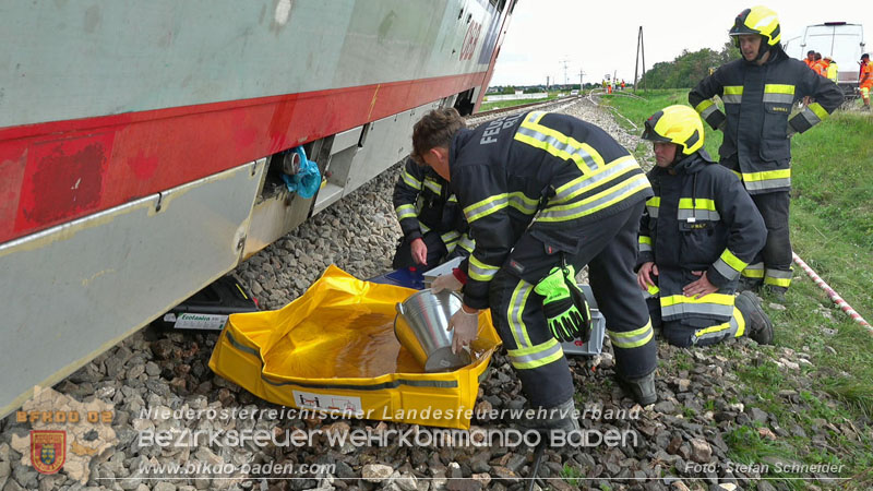 20250902_Pkw kollidiert mit Triebwagen der Aspangbahn in Guenselsdorf Foto: Stefan Schneider BFKDO BADEN