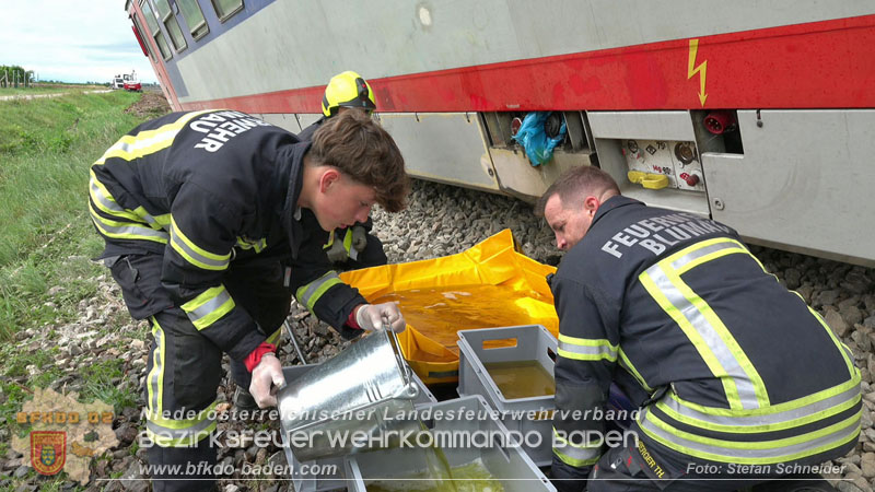20250902_Pkw kollidiert mit Triebwagen der Aspangbahn in Guenselsdorf Foto: Stefan Schneider BFKDO BADEN
