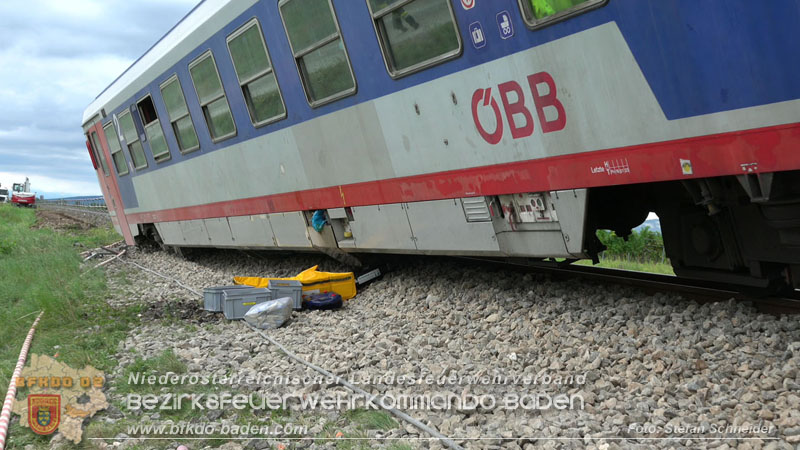 20250902_Pkw kollidiert mit Triebwagen der Aspangbahn in Guenselsdorf Foto: Stefan Schneider BFKDO BADEN