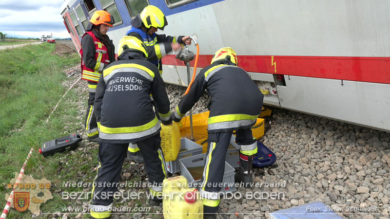20250902_Pkw kollidiert mit Triebwagen der Aspangbahn in Guenselsdorf Foto: Stefan Schneider BFKDO BADEN
