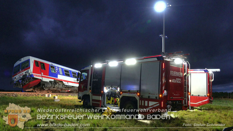 20250902_Pkw kollidiert mit Triebwagen der Aspangbahn in Guenselsdorf Foto: Stefan Schneider BFKDO BADEN