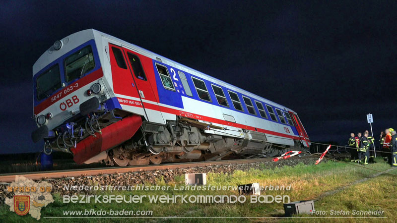 20250902_Pkw kollidiert mit Triebwagen der Aspangbahn in Guenselsdorf Foto: Stefan Schneider BFKDO BADEN