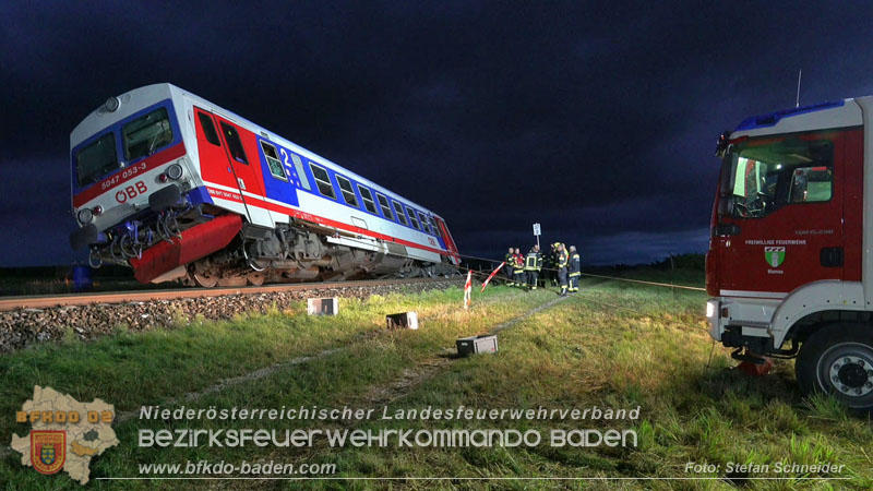 20250902_Pkw kollidiert mit Triebwagen der Aspangbahn in Guenselsdorf Foto: Stefan Schneider BFKDO BADEN
