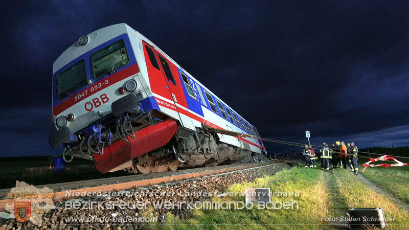 20250902_Pkw kollidiert mit Triebwagen der Aspangbahn in Guenselsdorf Foto: Stefan Schneider BFKDO BADEN