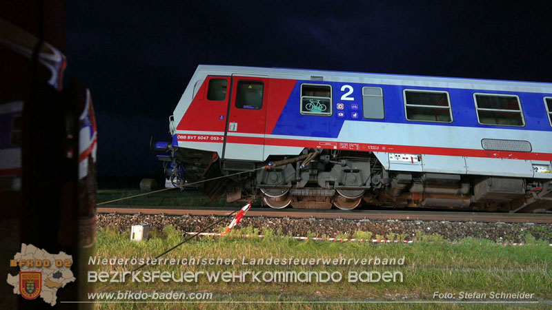 20250902_Pkw kollidiert mit Triebwagen der Aspangbahn in Guenselsdorf Foto: Stefan Schneider BFKDO BADEN