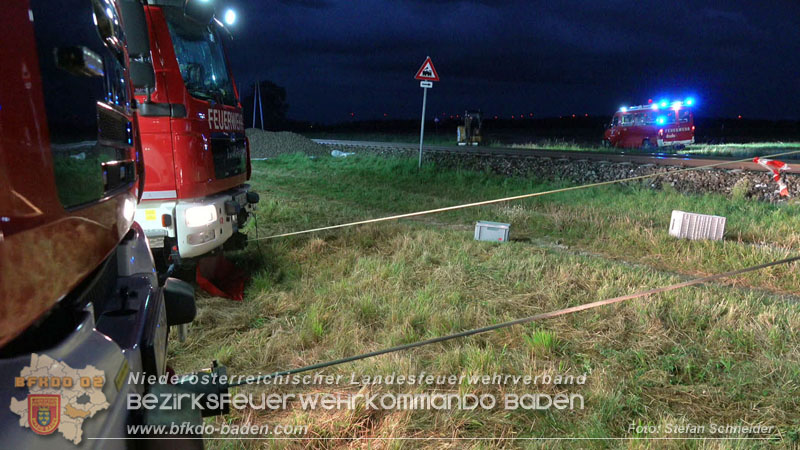 20250902_Pkw kollidiert mit Triebwagen der Aspangbahn in Guenselsdorf Foto: Stefan Schneider BFKDO BADEN