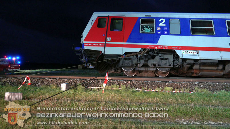 20250902_Pkw kollidiert mit Triebwagen der Aspangbahn in Guenselsdorf Foto: Stefan Schneider BFKDO BADEN