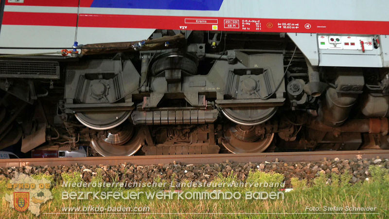 20250902_Pkw kollidiert mit Triebwagen der Aspangbahn in Guenselsdorf Foto: Stefan Schneider BFKDO BADEN