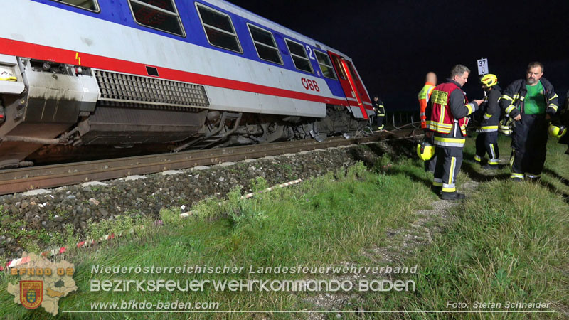 20250902_Pkw kollidiert mit Triebwagen der Aspangbahn in Guenselsdorf Foto: Stefan Schneider BFKDO BADEN