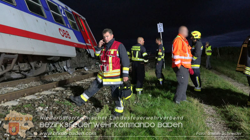 20250902_Pkw kollidiert mit Triebwagen der Aspangbahn in Guenselsdorf Foto: Stefan Schneider BFKDO BADEN